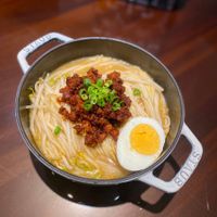 可能是拉麵、蛋黃和水波蛋的圖像