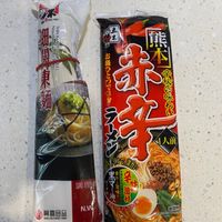 可能是拉麵和顯示的文字是「 10WU-MU WU-MU U-MU MU Nouilles NouillesKan-to lles KAN THIN 熊 赤 本 帝 麵 調理者 N.W 興需良品 SING-LIN SING-LINFOODSCORP ODDS CORP. フライ麺 調理例 NCRUEON α 」的圖像