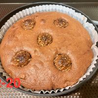 可能是‎蛋糕和‎顯示的文字是「 ‎د SIALE STAUB 12 12-20 20‎ 」‎‎ 的圖像