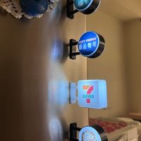 可能是電燈開關和顯示的文字是「晶金 バル MLL mLI 1所 소포 CITYPRIMA 精品咖啡 CITY PRIMA ELEVEN ELEVEN CITYCAFE CAFE CITY 」的圖像