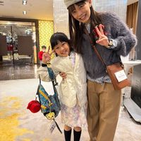 可能是小孩、帽子、牛角扣大衣和文字的圖像