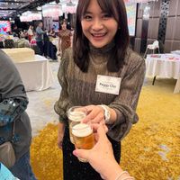 可能是啤酒和顯示的文字是「 Peggy PeggyCho Cho UN OWN ዮዮያዊያ cal 3 」的圖像