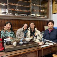 可能是一或多人和文字的圖像
