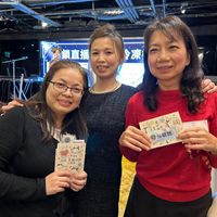 可能是一或多人和文字的圖像