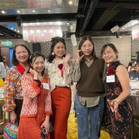 可能是一或多人和文字的圖像