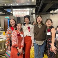 可能是一或多人和文字的圖像