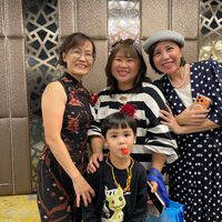 可能是一或多人和文字的圖像