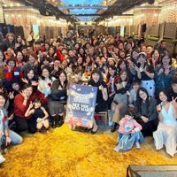 可能是人群和顯示的文字是「 2026 12/25（五） NEXT YEAR YOU 」的圖像