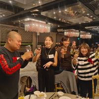 可能是一或多人和文字的圖像
