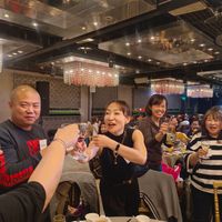 可能是一或多人、飲料和文字的圖像