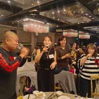 可能是一或多人和文字的圖像