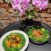 可能是肉排和燉小牛膝的圖像