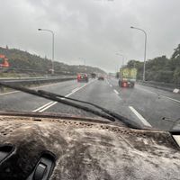 可能是霧和道路的圖像