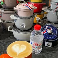 可能是咖啡杯、咖啡、泡茶器、咖啡機、矢車菊和文字的圖像