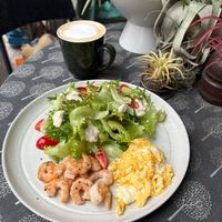 可能是歐姆蛋、水波蛋和煙燻鮭魚的圖像