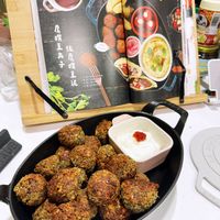 可能是炸丸子和顯示的文字是「 TAU R 嘴 ا 丸 子 位 こ ቤ ዉች i 泥 CN BVD 」 的圖像
