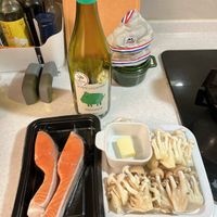 可能是香菇和顯示的文字是「 Sraub EPETIT COCHONE PETI ام SAUVIGNON SAUVIC 」 的圖像
