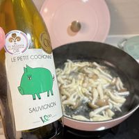 可能是鯷魚和顯示的文字是「 Selection Millions 70 Millions Millions PRTISTATEURS OR France LE PETIT COCHONNET SAUVIGNON SAUVIGNON Ieco Pco 」的圖像