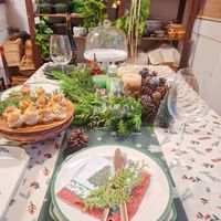 可能是餐巾環、表格、蛋糕和文字的圖像