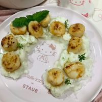 可能是粥和顯示的文字是「 HelloRettry x Ritty Hello STAUB STAUB 」的圖像