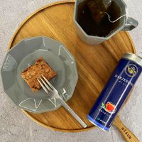 可能是蛋糕、茶、咖啡杯和顯示的文字是「 STAVE STAVE DARJEELING ダージリ ジリ ING X CEE ダ セけ SITO ITOEN STAUB STAUB 」的圖像