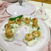 可能是蝦和顯示的文字是「 WN SAUVIGNON 1000 L STAUB HelloRitty Hello :x x y STAUB litt 」的圖像