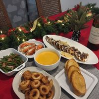 可能是起司火鍋和法式長棍麵包的圖像