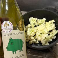 可能是顯示的文字是「 Saleetien 70 MIl ons รบ OR Fronee LE PETIT COCHONNET SAUVIGNON SAUVIGNON 5 Poo Veco 4 」的圖像