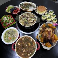 可能是炒麵、火鍋和粥的圖像