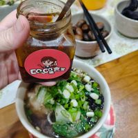可能是粥、拉麵和顯示的文字是「 COCP食堂 樂 CD SX 」的圖像