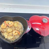 可能是西班牙大鍋飯和蝦的圖像