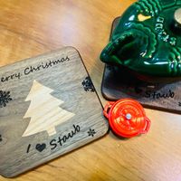 可能是聖誕樹和顯示的文字是「 รม Christmas Merry Staub 」的圖像