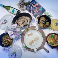 可能是炒飯、西班牙大鍋飯、炒麵、豆腐、麵和文字的圖像