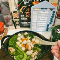 可能是火鍋、豆腐、拉麵和文字的圖像