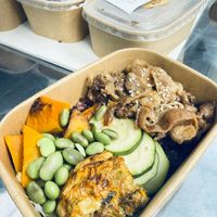 可能是壽司、豆腐、香菇和文字的圖像