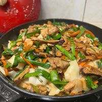 可能是炒麵和香菇的圖像