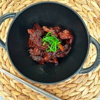 可能是燉小牛膝和肉排的圖像