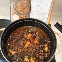 可能是燉小牛膝和文字的圖像