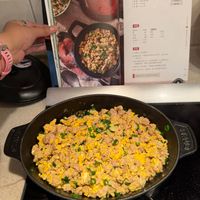 可能是炒飯、西班牙大鍋飯和文字的圖像