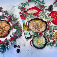可能是蛋糕、餐巾環、水果塔和顯示的文字是「 Christmas mao SAUMONON LEA Ce 」的圖像