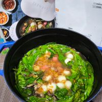 可能是粥、火鍋、拉麵和文字的圖像