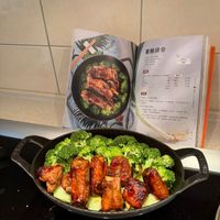 可能是燉小牛膝、豆腐和文字的圖像