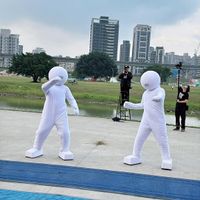可能是一或多人和街道的圖像
