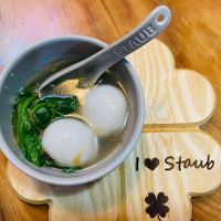 可能是粥、拉麵、水波蛋、港式點心和顯示的文字是「 STAUBO STRUEO STAUBO Staub 」的圖像