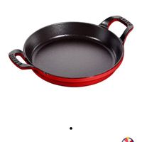 可能是顯示的文字是「 ZWILLING IT'SA IT'SACULINARYWORLD A CULINARY WORLD CaA STAUB 圓形法那籌鐵鍋雙耳煎烤盤 20m（櫻桃紅） 20cm （櫻桃紅） staub NT$2,950 」的圖像