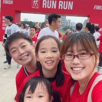 可能是一或多人和顯示的文字是「 FINISH 究 오화 ZWILLING RUN RUN 精安 HE BE AC STA RUN" RUN FINI RUA BUN OM N 」的圖像