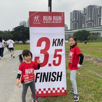 可能是顯示的文字是「戌 RUN RUNRUN RUN ZWILLING BE *RUNRUN BEACTIVE,STAYHEALTHY BE ACTIVE,S STAY HEALTHY 3.5 KM RUN FINISH 税場 41350 41350 王风完 5 3.5ml 」的圖像