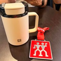 可能是‎咖啡杯和‎顯示的文字是「 ‎מפ 2N 效 우 rn አኝ لوا‎ 」‎‎ 的圖像