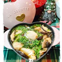可能是火鍋、香菇、豆腐和顯示的文字是「 COCOTTE 1ule 至 G z 」的圖像