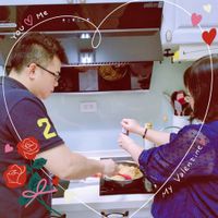 可能是顯示的文字是「 Me me ECREUSET YOU αυν.ης you 2 DhLA Valentine Vale MY MY 」的圖像